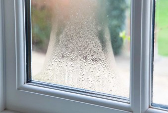 Конденсат на окнах: почему появляется и как его устранить
