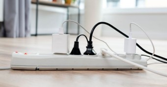 Реле, стабилизаторы, ИБП и сетевые фильтры: что выбрать для защиты техники от скачков напряжения